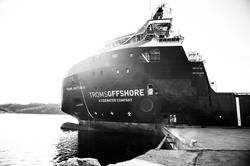 Supplybåten Troms Arcturus blir fortøyet ved kaien på vestba