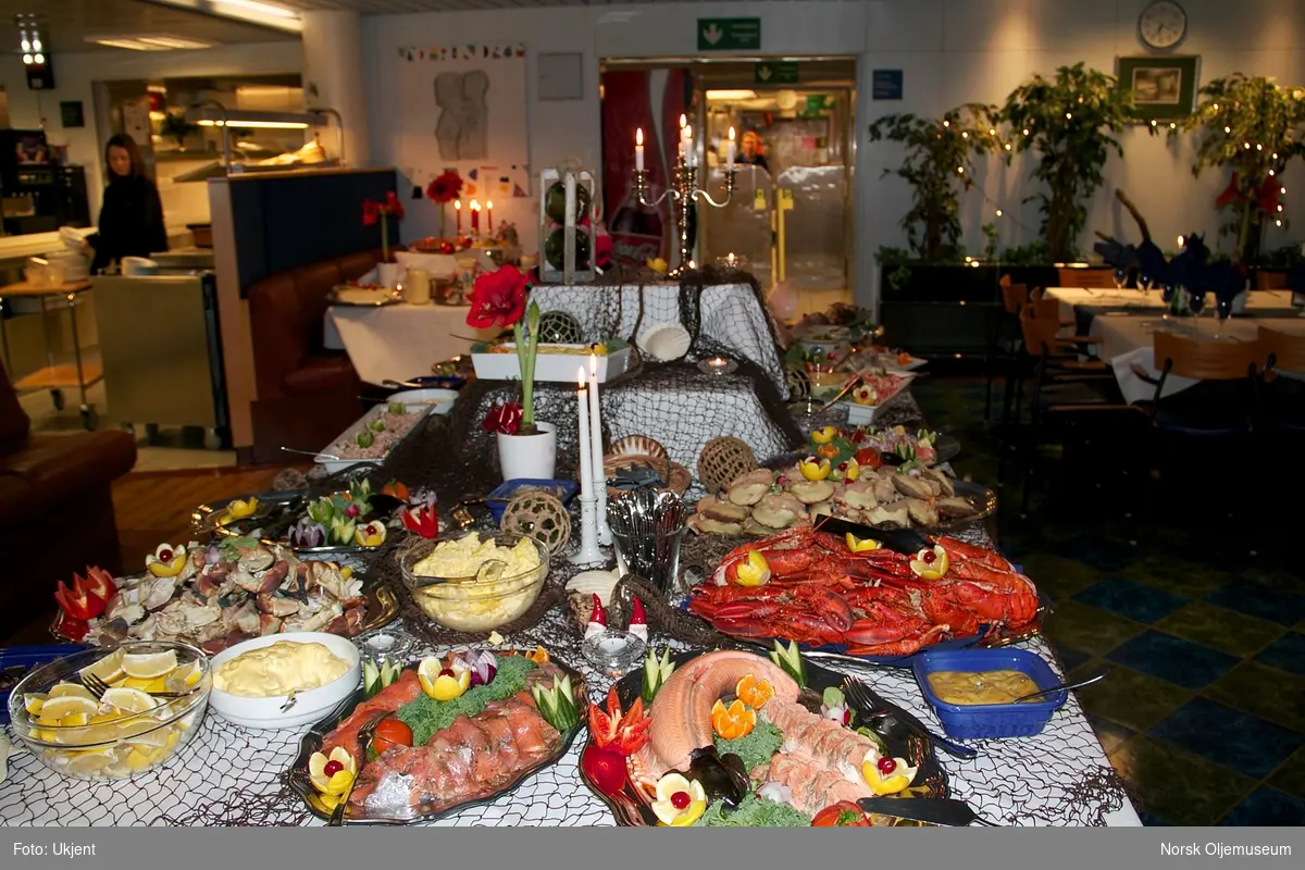 Lekkert oppdekket bord med mat av alle slag i forbindelse med nyttårsfeiringen på Draugen ved overgangen til 2011.