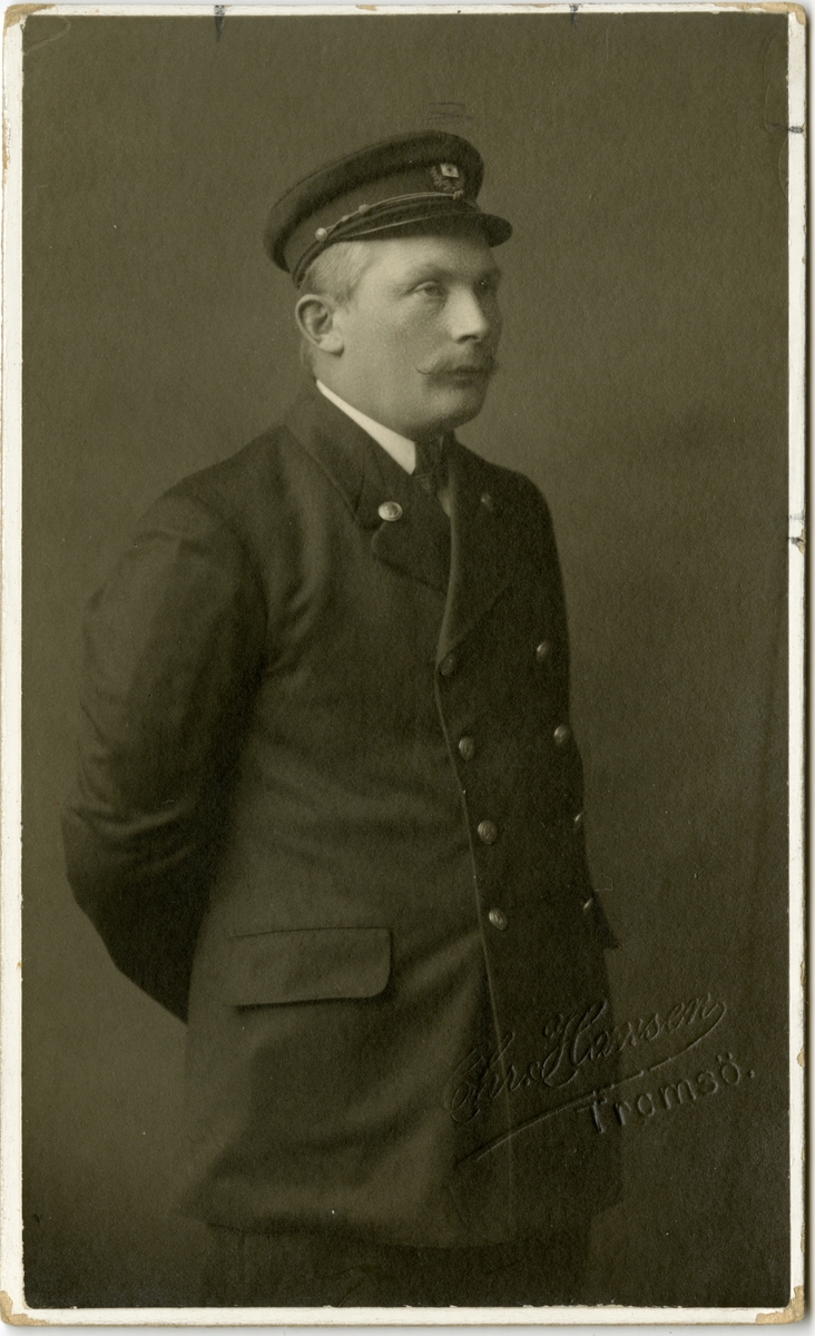 Portrett av Bernhard Marcussen, fører på R/S 1 'Colin Archer' (b.1893, Tolderodden, Larvik)