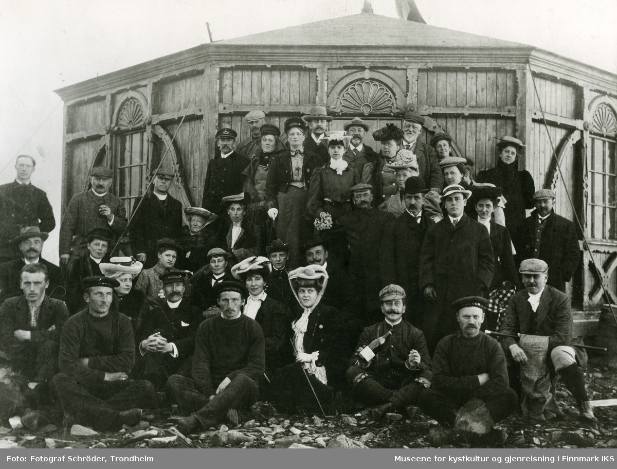 Gruppe turister fra D/S Neptun utenfor Stoppenbrinks Champagnepaviljiong på Nordkapp-platået. 13.06.1908.