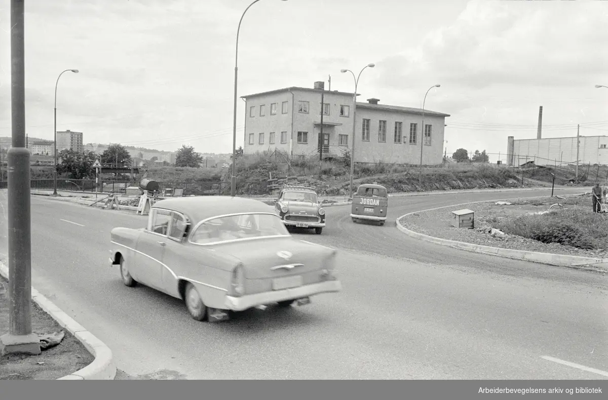 Ringveien. Krysset ved Lørenveien og Ringveien. Bygningen i bakgrunnen er Lørenhallen kino, også kalt "Laura". Juli 1965