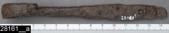 Anmärkningar: Badelunda sn, Tuna undersökt 1952-1953
Dragkrok, från brandgrav daterad till yngre järnålder, 900-talet e.Kr. (Vikingatid).

Dragkrok av järn från grav 33. 1 st. Fyrsidig ten, ändarna platt uthamrade, den ena med ett nithål, den andra omböjd och upprullad.
L 140 mm

Dragkrokar användes för att spänna hästarna för en vagn eller släde.

Litteratur
Nylén, E. & Schönbäck, B. 1994. Tuna i Badelunda. Guld kvinnor båtar II. Västerås kulturnämnds skriftserie 30. Västerås. s 44 ff, 84, 199.

Fotograferad teckning neg nr A-7404