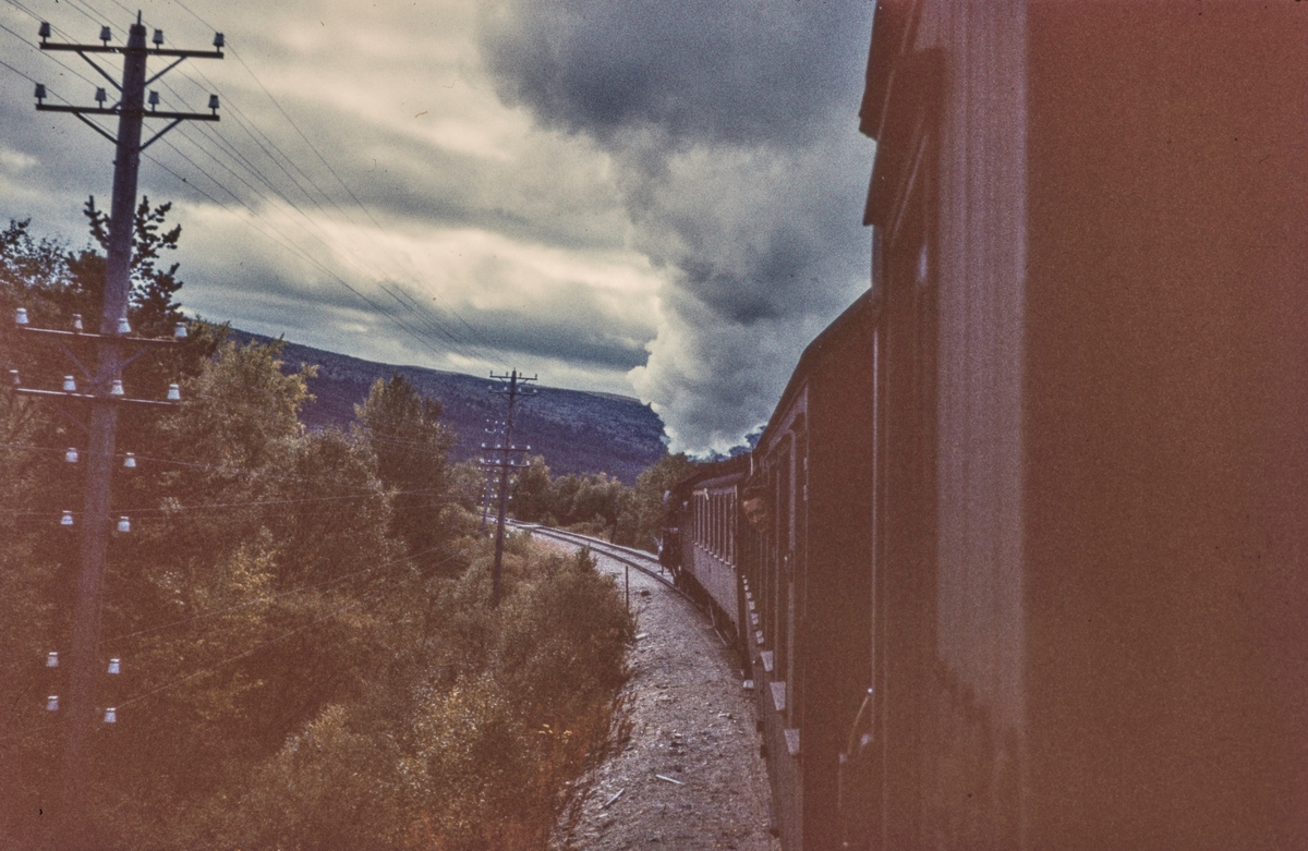 Utsikt fra togvinduet på dagtoget fra Oslo Ø til Trondheim, tog 301.