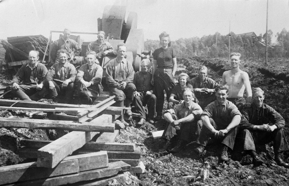 Arbetare vid en bränntorvfabrik i Västbo år 1940.