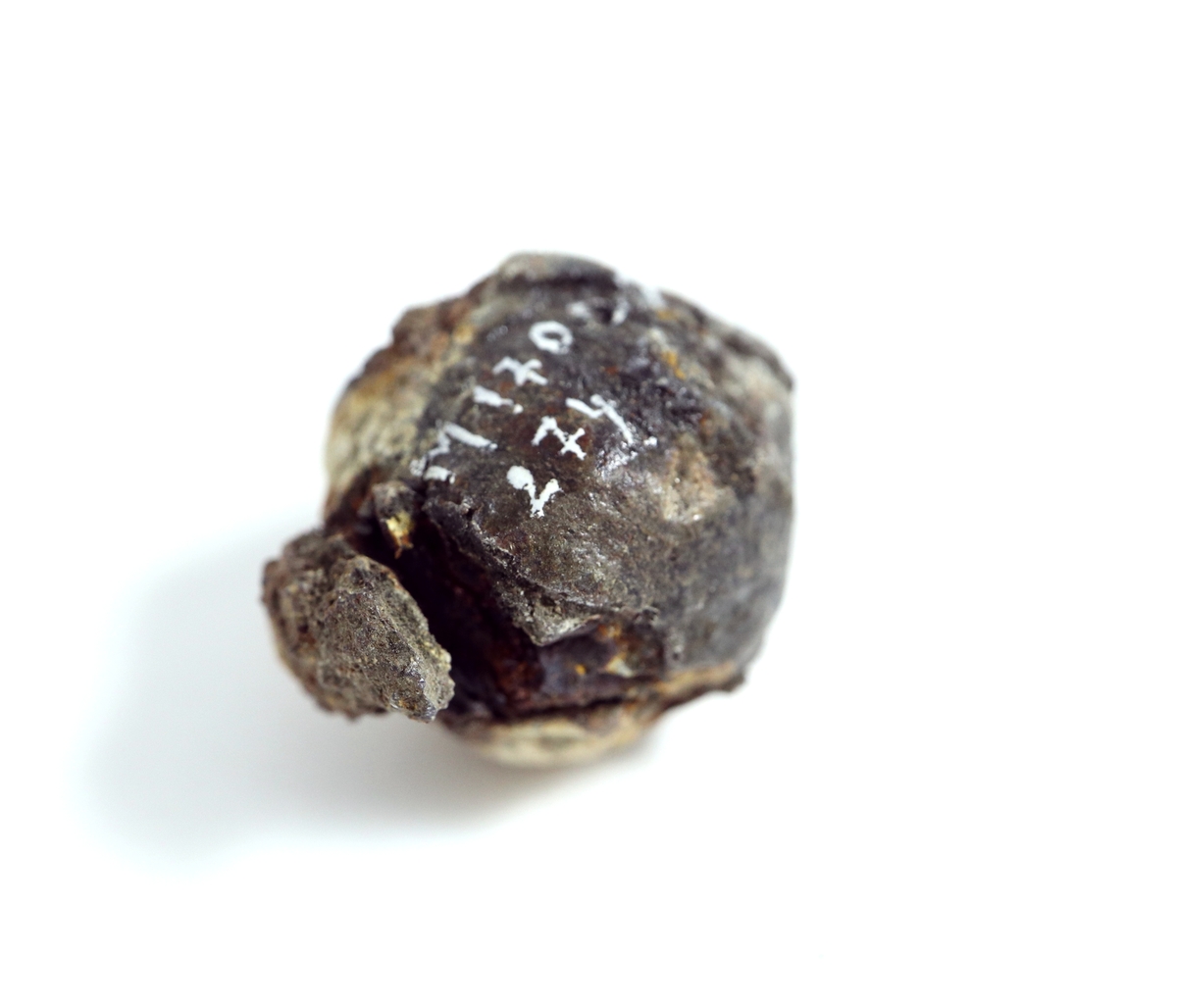 Omkring en kärna av järn är en dubbel blymantel gjuten. Gjutsömmen är delvis bevarad. Järnkärnan har på flera ställen trängt igenom blyytan och deformerat kulan.