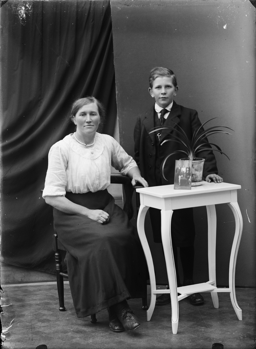 Ateljéporträtt - kvinna och pojke, Alunda, Uppland