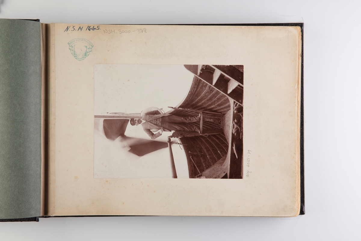 Samling av fotografier fra Magnus Andersens ferd til Chicago i modell av vikingskip.