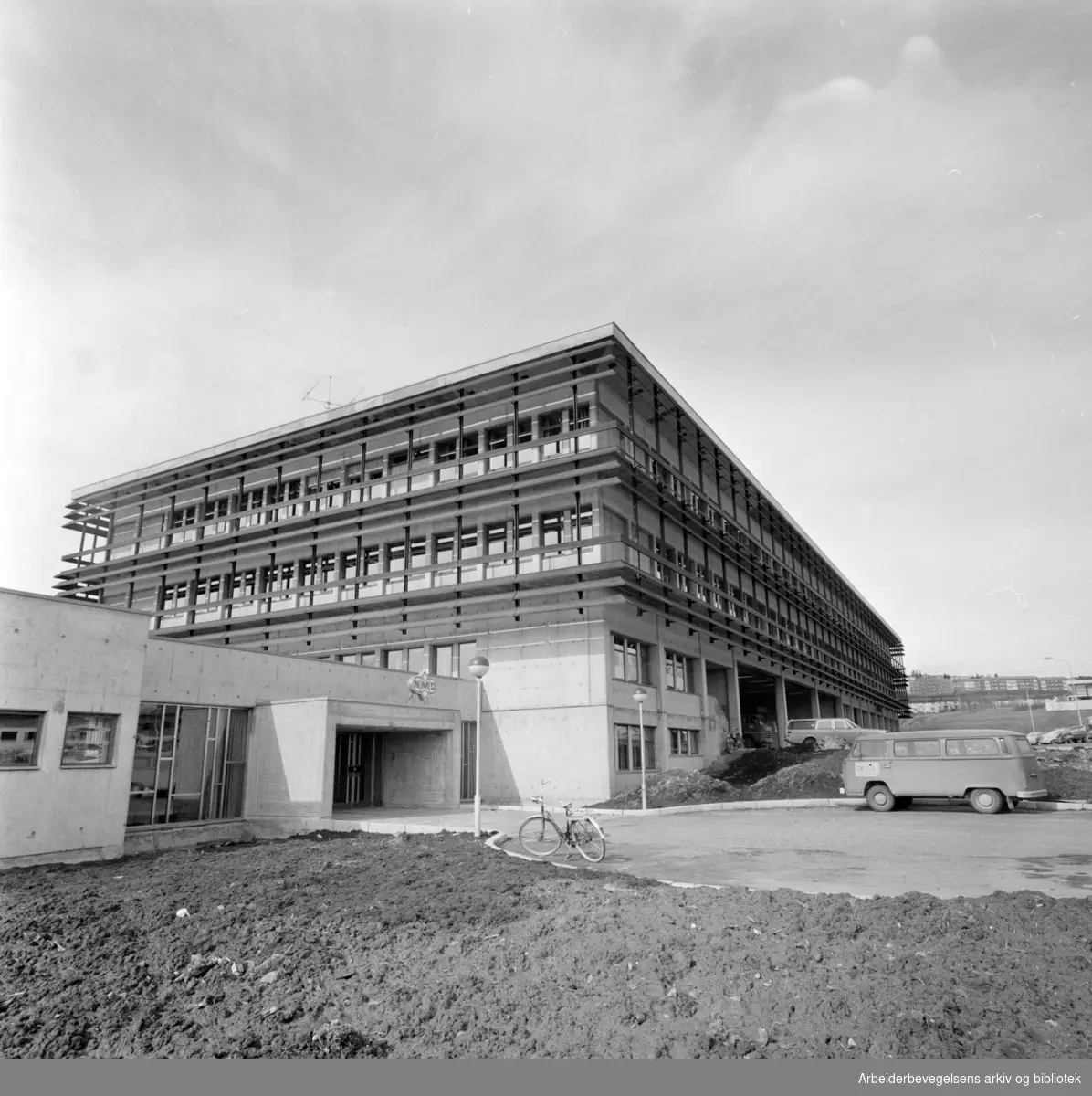 Norsk Medisinaldepot. Nedre Kaldbakkvei. Storbygget for medisin er ferdig. April 1975