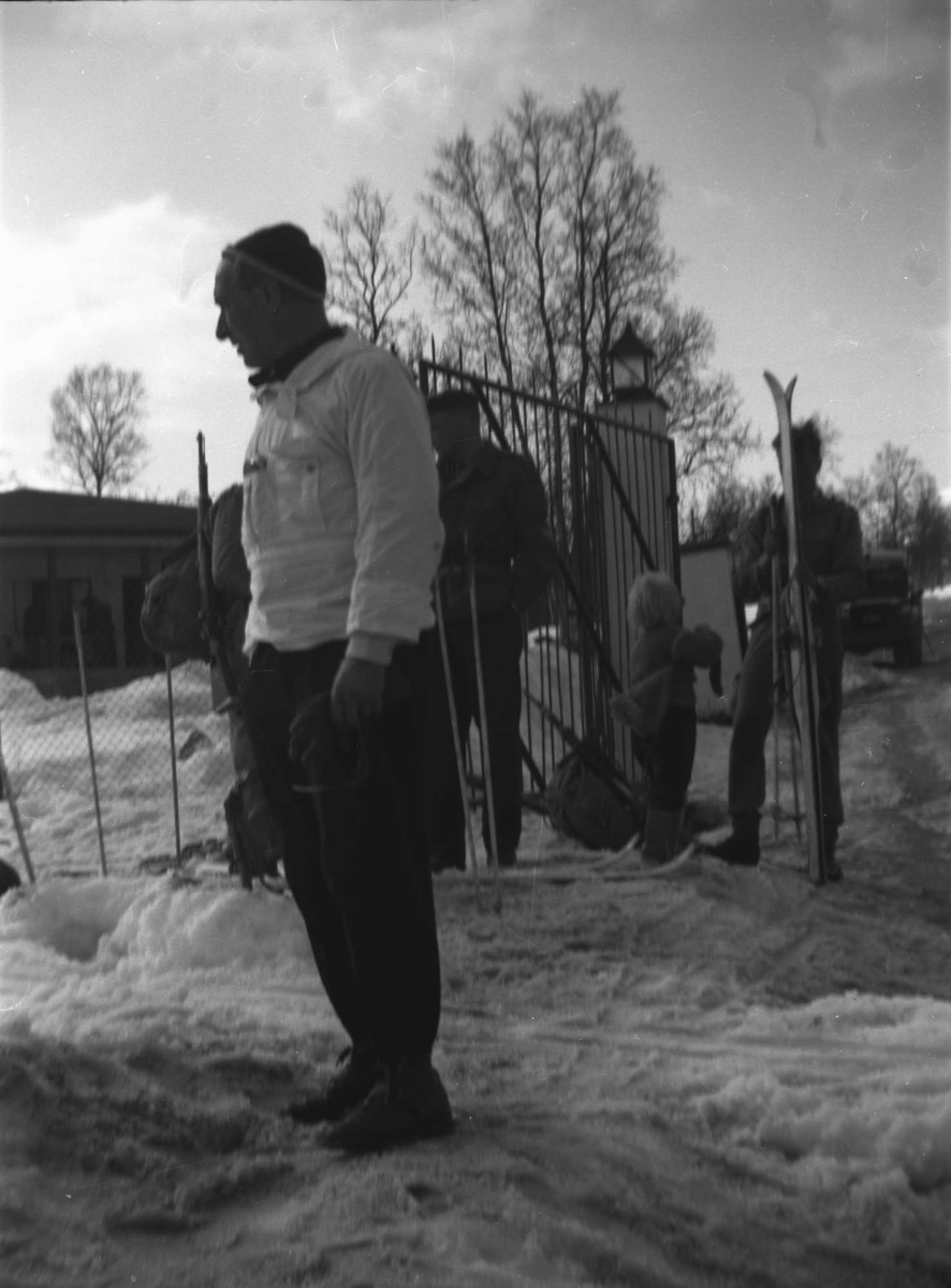 Olaf Angell utenfor porten til Åsegarden leir.