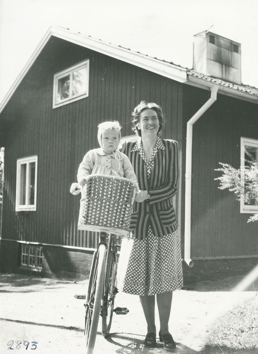 Exteriörbild. Daghemmet Blomkulan.
Personer: Alice Pettersson med dotter Doris.