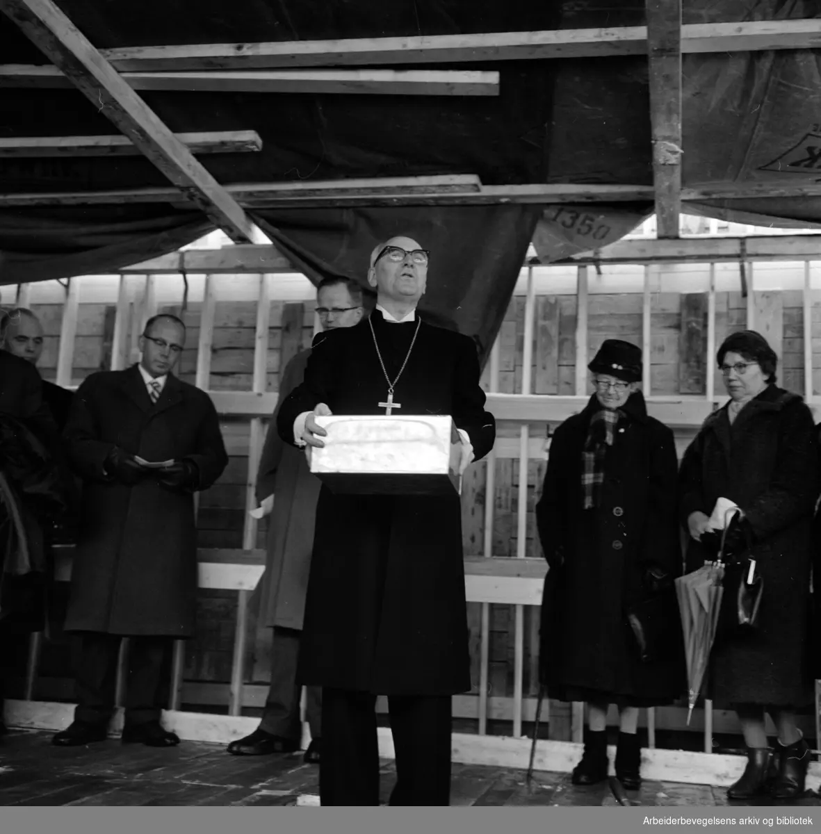 Maridalsveien. Sosialbygg for kvinner. Nedleggelse av grunnsten ved biskop Smemo. April 1963