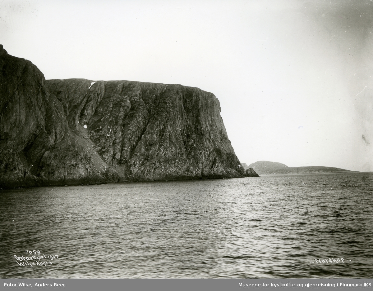 Nordkapp sett fra sjøen. Sommeren 1907. (Originalnegativet eies av Norsk Folkemuseum, W 07059)