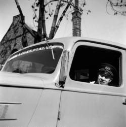 Legevakten: Sjåfører og biler. April 1947.
