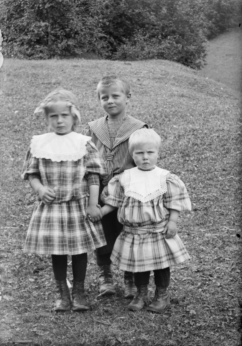 Portrett av tre ukjente barn