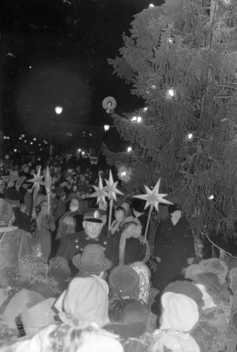 Juletreet tennes på Torvet 1952