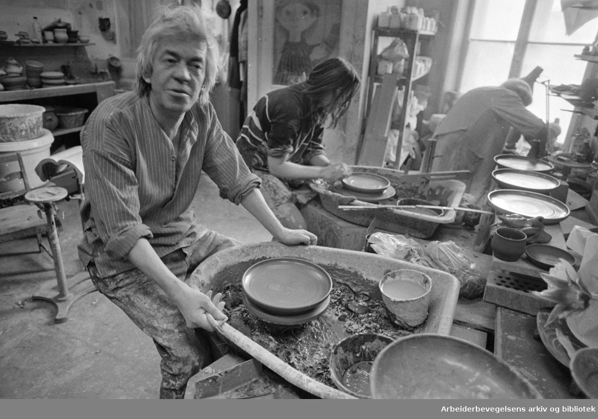 Kirkeristen. Basarhallene i Oslo. Keramiker Arne Nilsen i sitt verksted. April 1975