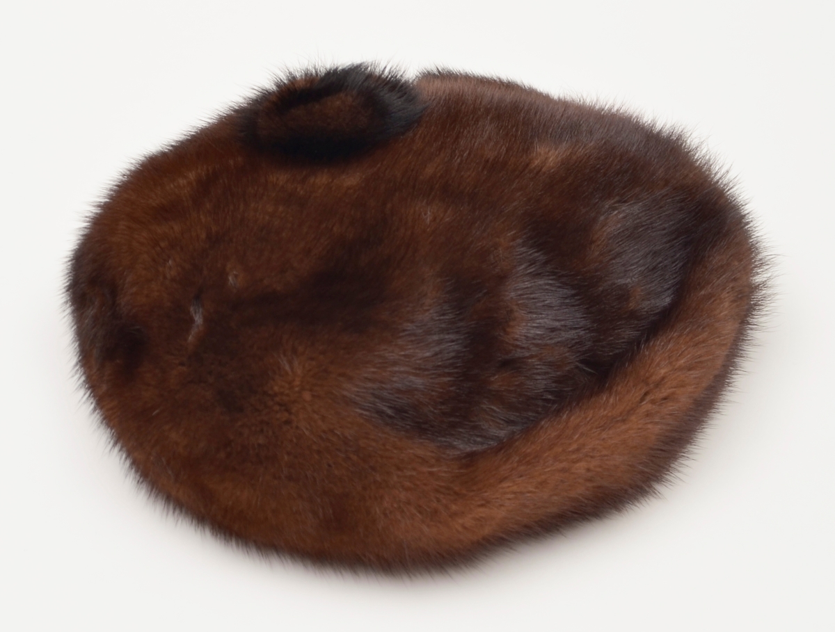 Pelshatt/hue sydd av brun mink. Fasong som beret/alpehue med dusk.