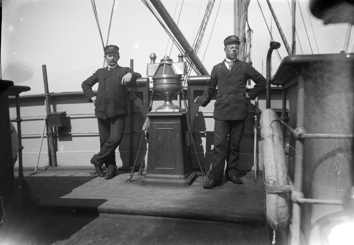 Dampbåten D/S Pollux, frakteskip, mannskap, uniformer, ukjente. D/S Pollux het opprinnelig Rheinstein, og ble bygd i jern i 1882, kjøpt av det Det Bergenske Dampskibsselskab (BDS) i 1893. Forliste ved Tromsø i 1900.