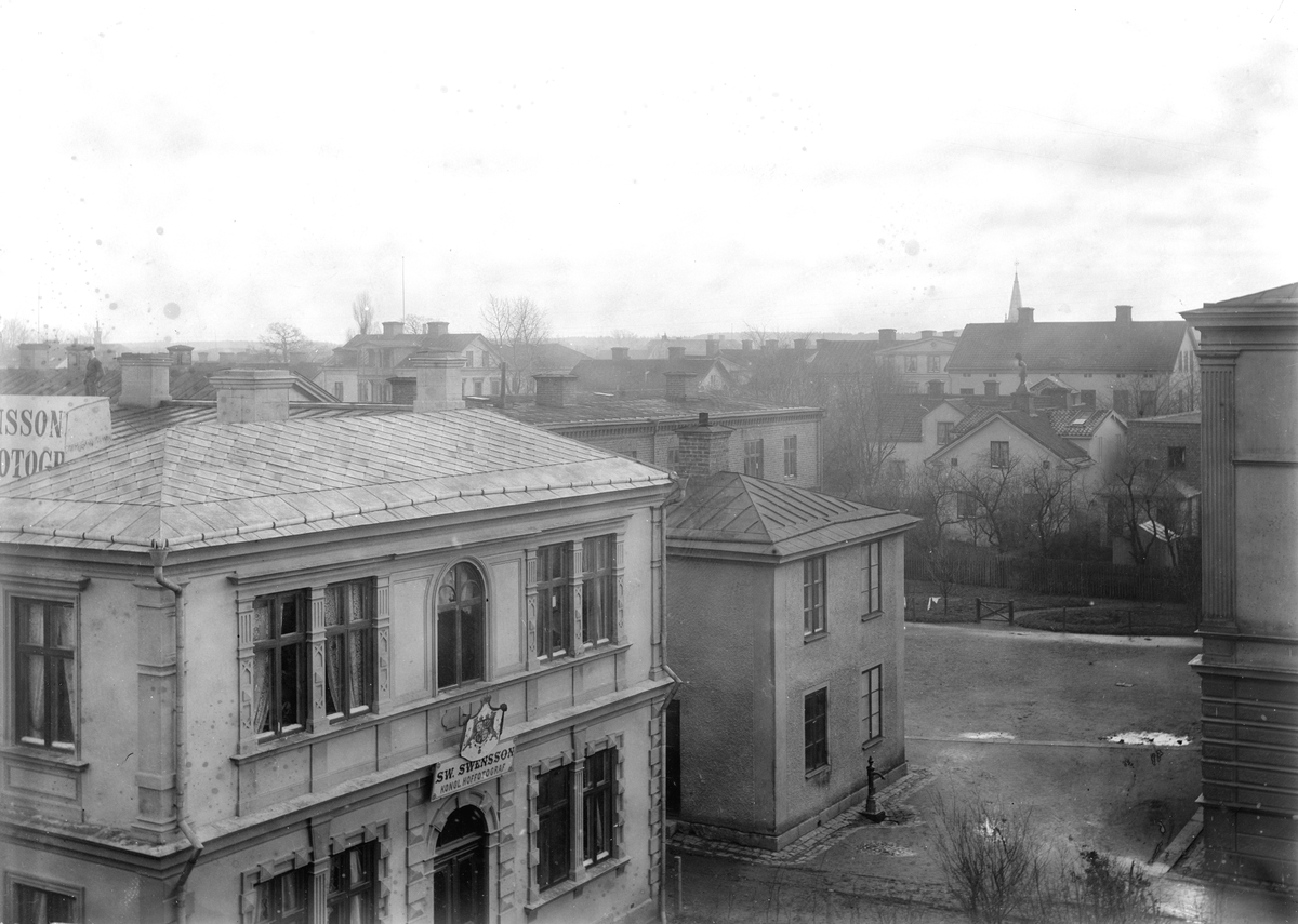 Gårdsinteriör från kvarteret Byggmästaren i Linköping. Från 1893 till omkring 1901 drev hovfotograf Swen Swensson sin verksamhet i huset närmast till vänster.