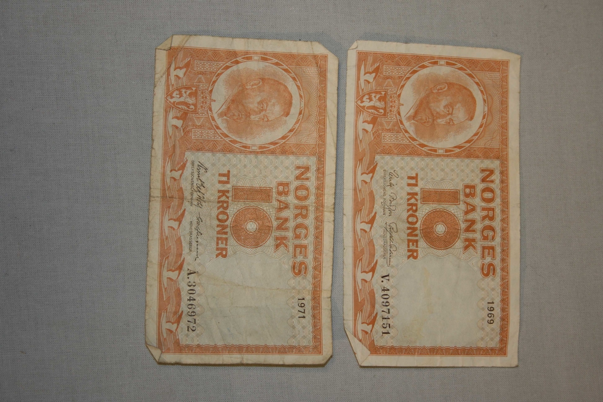 2 gule tikronesetlar frå 1969 og 1971.