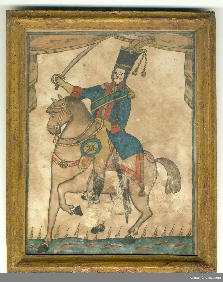 En preussisk husar, ryttare till häst med draget blankvapen. Ryttaren iförd uniform och mycket hög hatt.