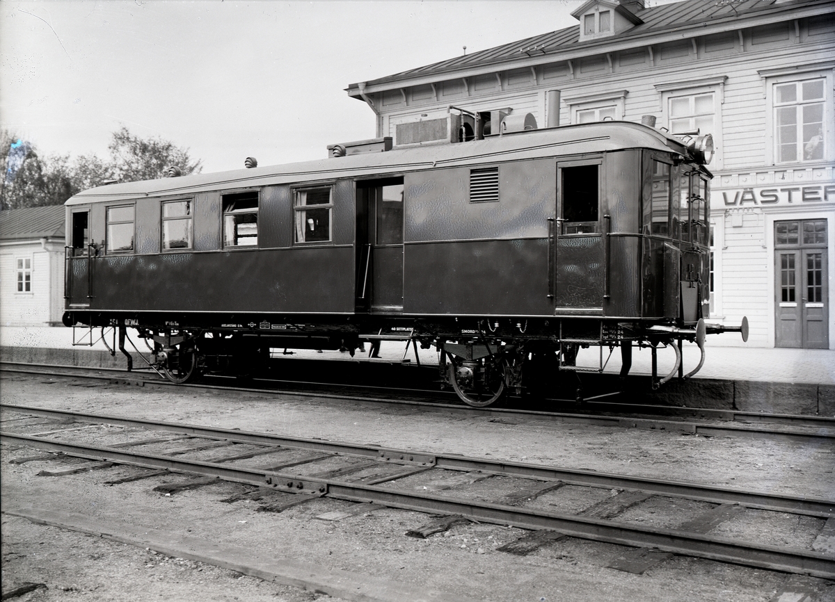 Diesel-elektrisk vagn för OFWJ.
Tillverknings år: 1924.