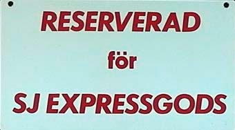 Dubbelsidig plastskylt med texten:
"Reserverad för SJ Expressgods" i rött tryck på ena sidan, samt
"Reserverad för serveringspersonal" i blått tryck på andra sidan.

Skylten har två hål i överkanten för upphängning.