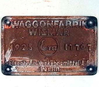 Rektangulär skylt av omålat järn. Text: "Waggonfabrik Wismar".