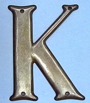 Vagnsemblem i form av bokstaven K av mässing.
Det finns flera bokstäver registrerade som tillsammans bildar KLASS men är registrerade var för sig.