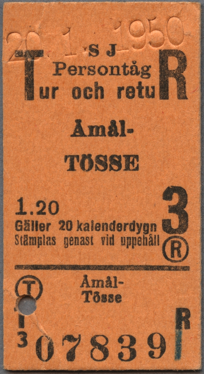 Brun Edmonsonsk biljett av kartong med texten:
"SJ Persontåg Tur och retuR 
ÅMÅL - TÖSSE
1.20 3
Gäller 20 kalenderdygn. Stämplas genast vid uppehåll".
Biljetten har datumet "20.1.1950" präglat snett längst upp. På nedre delen finns en cirkel med bokstaven "R" och en annan cirkel med bokstaven "T", under bokstaven är ett hål efter biljettång. När biljettången används för att göra hål så blev biljetten också präglad "B.J. 7" på baksidan. Längst ner står biljettnumret "07839".

Historik: Vissa biljettänger gjorde inte enbart hål i biljetten utan de märkte dem med bolagets initialer och ett nummer som var personligt för användaren.