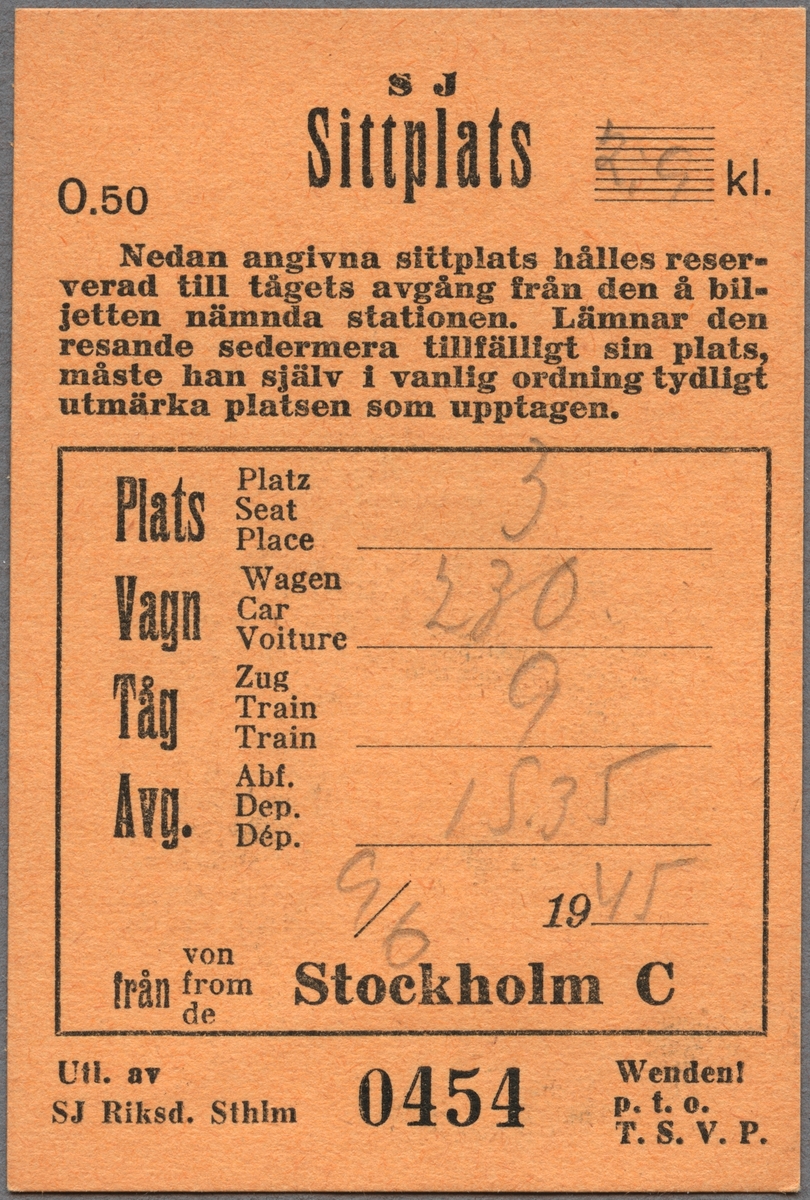 Brun sittplatsbiljett av papper med svart tryckt text:
"SJ Sittplats 0.50 2:a kl
Nedan angivna sittplats hålles reserverad till tågets avgång från den å biljetten nämnda station. Lämnar den resande sedermera tillfälligt sin plats måste han själv i vanlig ordning tydligt utmärka platsen som upptagen.
Plats 3 Vagn 230 Tåg 9 Avg. 15.35 9/6 1945 
från Stockholm C
Utl av SJ Riksd. Sthlm".
Tåg och platsbeskrivningen samt avgång är inramad på biljetten och alla siffror är skrivna för hand med blyerts. Den inramade texten är skriven på engelska, tyska och franska. 
Informationstexten på övre delen av biljetten finns även på baksidan på engelska, tyska och franska.