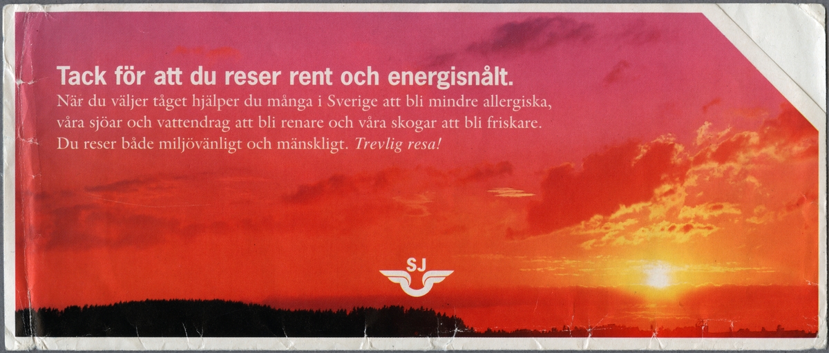 Biljettomslag med motiv av solnedgång, i röda nyanser, vars framsida har vit tryckt text:
"Tack för att du reser rent och energisnålt. När du väljer tåget hjälper du många i Sverige att bli mindre allergiska, våra sjöar och vattendrag att bli renare och våra skogar att bli friskare. Du reser både miljövänligt och mänskligt", "Trevlig resa!" är skrivet i kursiv stil. SJ's logga, vingarna med initialerna över är tryckt i vitt nertill på omslaget. Baksidan har information om vad bra miljöval innebär samt Naturskyddsföreningens logga, pilgrimsfalken.
