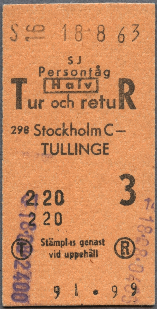 Brun Edmonsonsk biljett med tryckt text i svart:
"SJ Persontåg HALV Tur och retuR 
Stockholm C-TULLINGE
2.20 3 
Stämplas genast vid uppehåll".
Ordet "HALV" är inramat. Nedre delen av biljetten har ett stort f, på vänster sida och ett å på höger sida, som står inom svarta cirklar. Biljetten har datumet "18 8 63"  stämplat i svart, högst upp. Längst ner står biljettnumret "91099". Det finns lilafärgade siffror efter en stämpel.
Det finns tretton dubbletter, samtliga har andra biljettnummer och datum, utom en som har samma datum som originalbiljetten.
