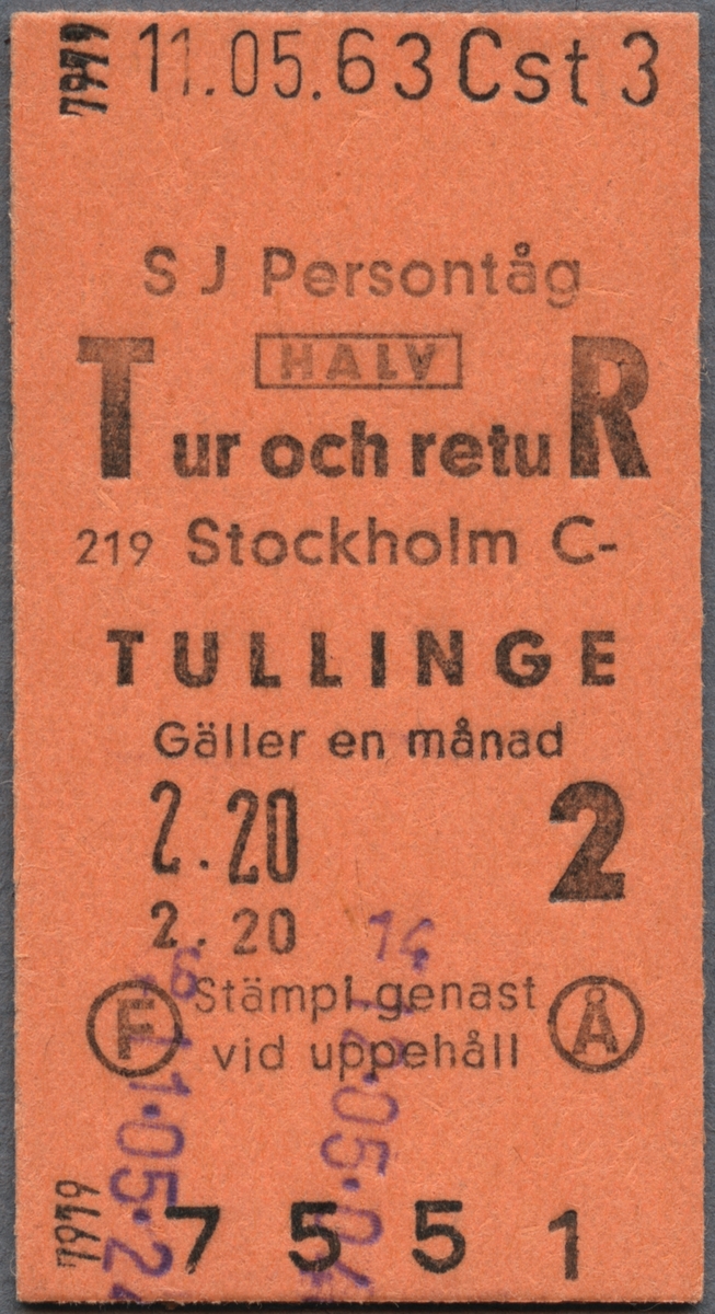 Brun Edmonsonsk biljett med tryckt text i svart:
"SJ Persontåg HALV Tur och retuR
Stockholm C-TULLINGE
Gäller en månad
2.20 2 
Stämpl. genast vid uppehåll".
Ordet "HALV" är inramat. Nedre delen av biljetten har ett stort f, på vänster sida och ett å på höger sida, som står inom svarta cirklar. Biljetten har datumet "11.05.63" och "Cst 3" stämplat i svart, högst upp. Längst ner står biljettnumret "7551". Det finns lilafärgade siffror efter en stämpel. 
Det finns femton dubbletter där samtliga har andra biljettnummer och datum, utom en som har samma datum som originalbiljetten.