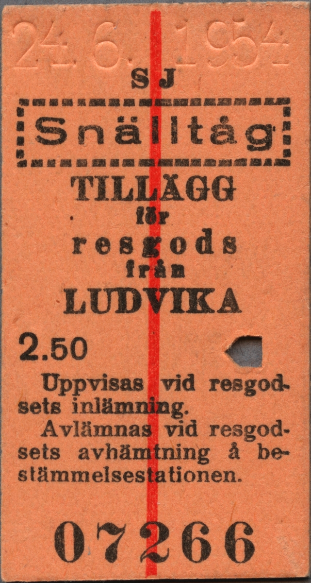 Brun Edmonsonsk biljett med tryckt text i svart:
"SJ Snälltåg
TILLÄGG för resgods från LUDVIKA 2.50
Uppvisas vid resgodsets inlämning å bestämmelsestationen.".
Biljetten har datumet "24.6.1954" präglat längst upp och "snälltåg" står innanför en streckad ram. På mitten, uppifrån och ner löper ett rött streck.  Längst ner står biljettnumret "07266". En biljettång har stansat ett hål. Det finns nio dubbletter med annat årtal, resväg, pris och biljettnummer.