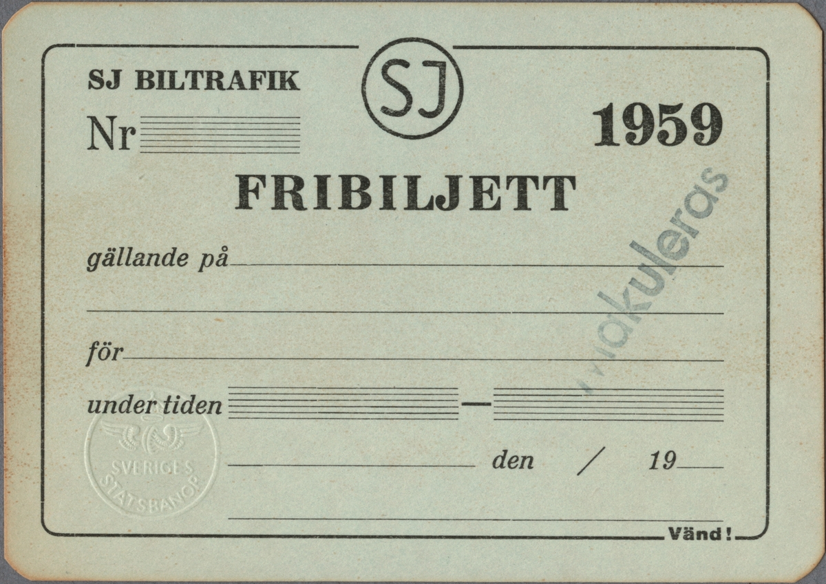 Gråblå biljett med tryckt text i svart:
"SJ BILTRAFIK
FRIBILJETT 1959".
Överst står SJ's initialer inom en cirkel. All text är inramad av en tunn, svart linje. Det finns linjerade skrivfält för nr, resväg, resenär och tidsperiod. "Makuleras" står tryckt snett uppåt på höger sida. I nedre vänstra hörnet finns en reliefstämpel med SJ's logga, det bevingade hjulet med en krona över och "SVERIGES STATSBANOR".
Baksidan har giltighetsbestämmelser för biljetten som bland annat innebär att resenären ej får använda biljetten för regelbundna resor mellan bostad och arbetsplats.