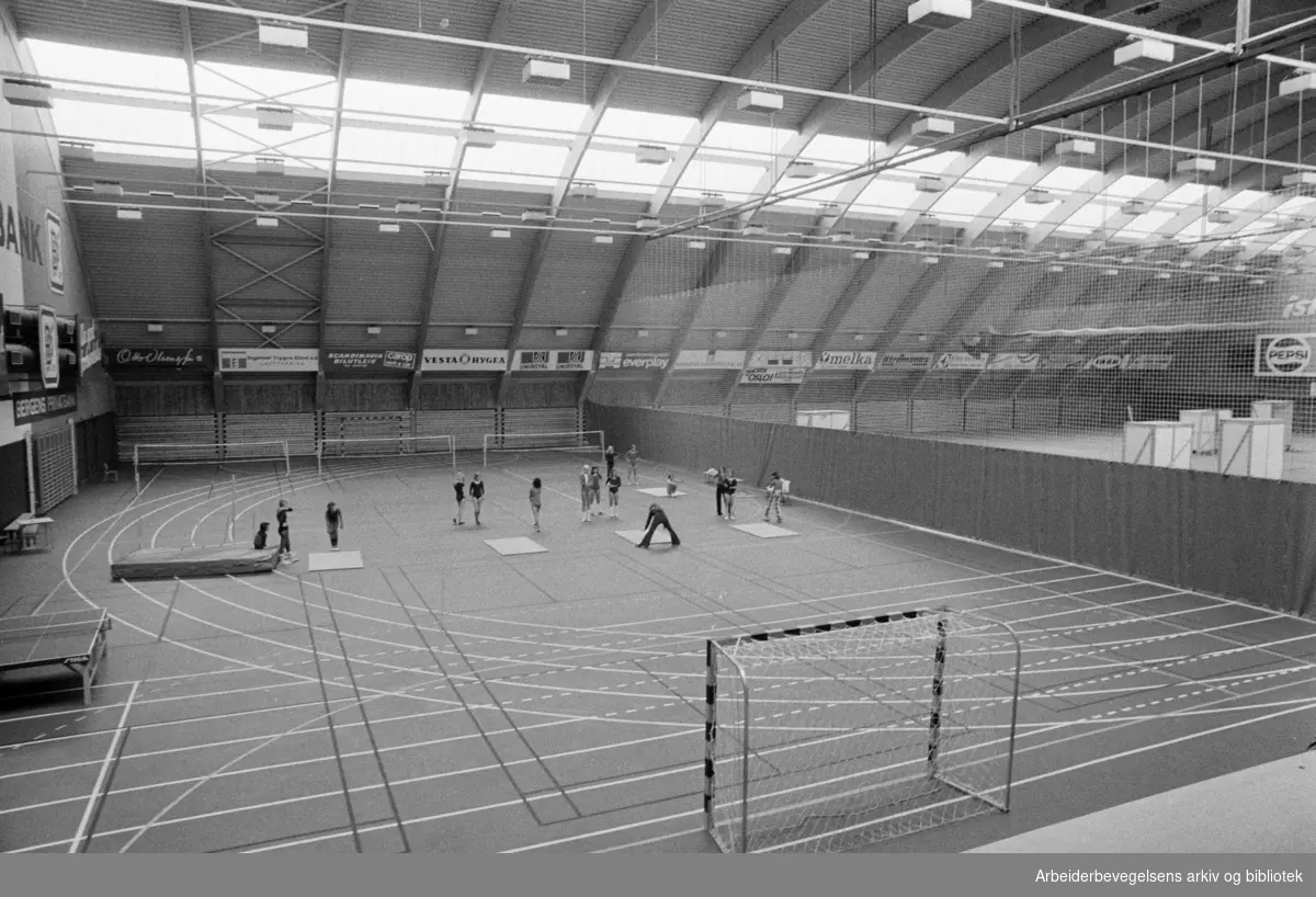 Ekeberg Idrettshall. Brannfjell skole bruker hallen som gymsal. August 1974.