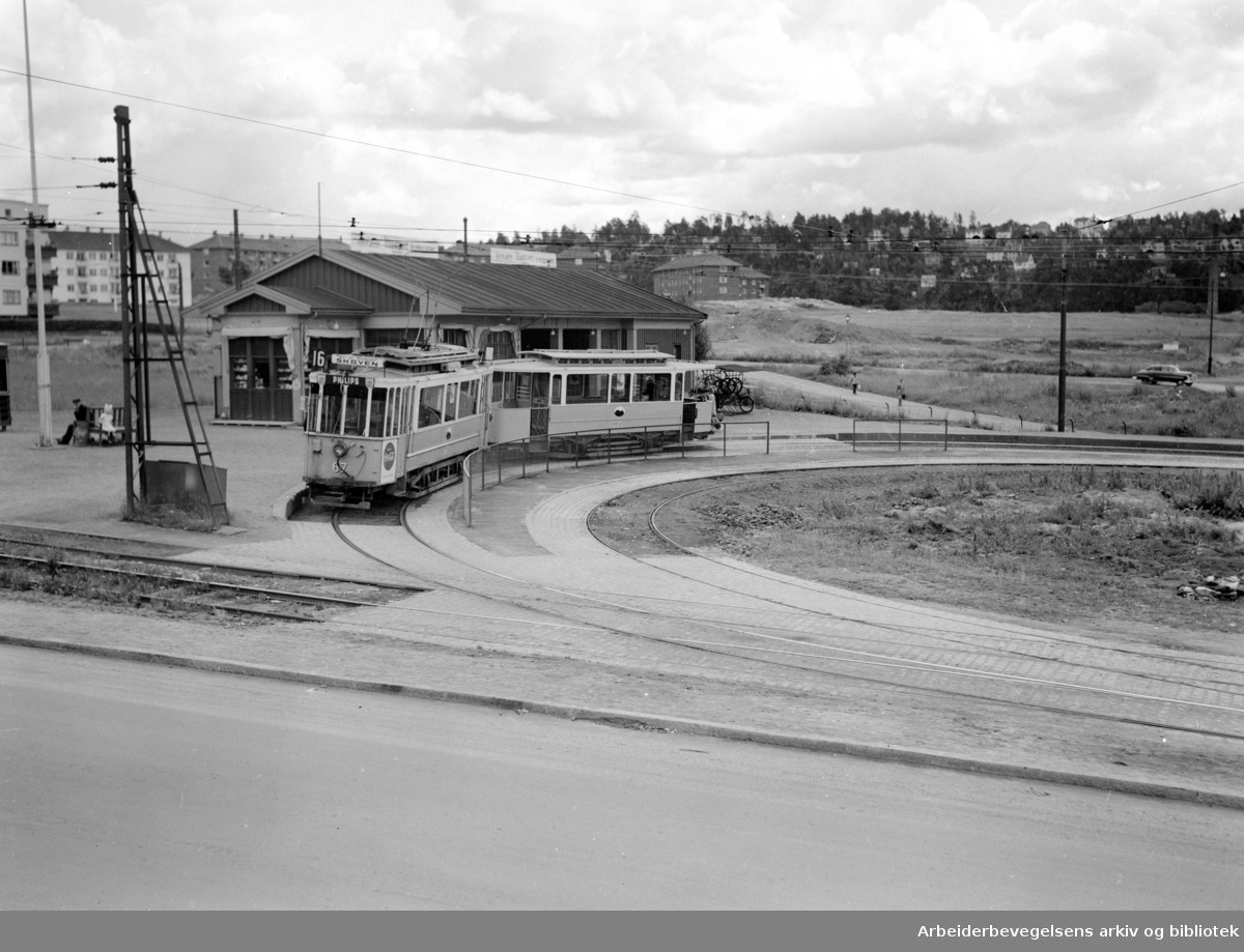 Etterstad. Trikkeholdeplassen. Juni 1952
