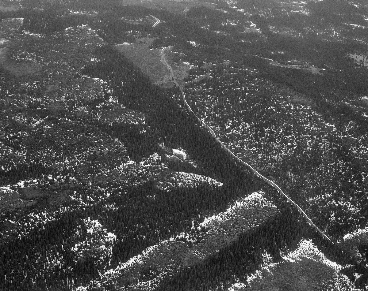 Sølnas utløp i Trysilelva. Flyfoto. Bildet er tatt i midten av mai 1986, mens det ennå lå litt snø i terrenget. Sølna kommer fra nord og renner ut i Trysilelva. På neset ligger det ei koie, og det er en steins (Forbygning) nederst i Sølna.
