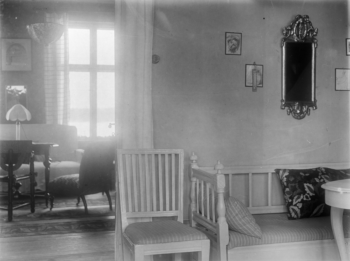 "Hallen och en del av rummet där innanför", Eklunda gård, Simtuna socken, Uppland 1924