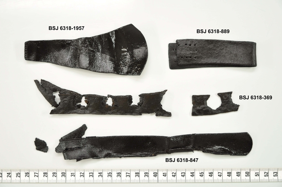 Fragment i lær, av belte funnet i Vågen i Bergen.