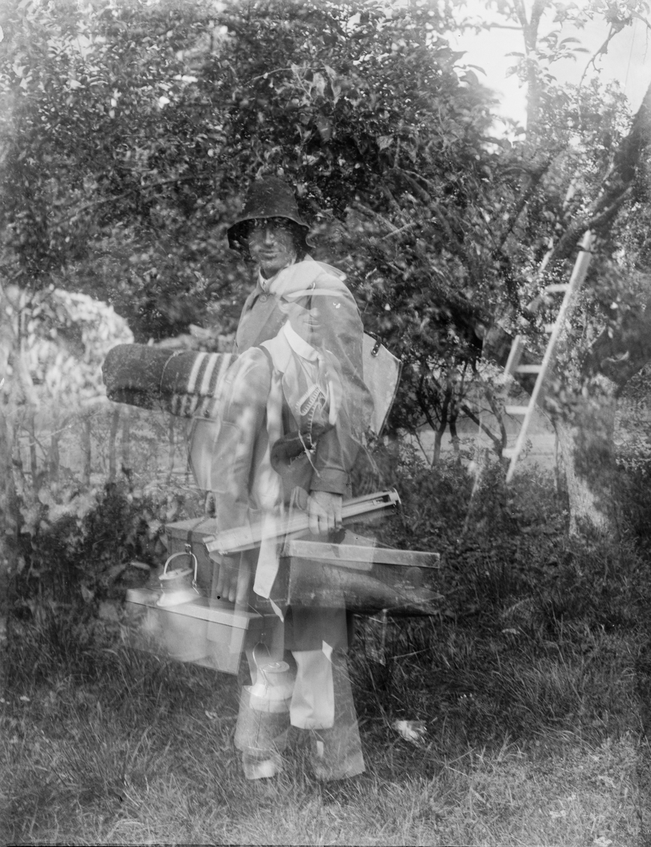 "Dubbelplåt i solsken o regnkostym" - John Alinder med fotoutrustning och packning 1921