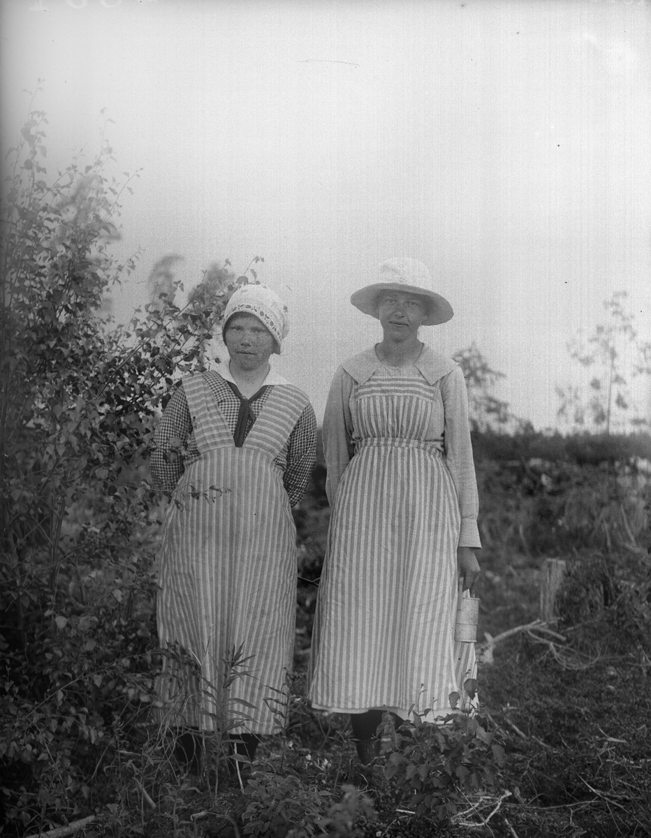 "Två flickor ur skogsplanterarlaget", Kattmossen, Altuna socken, Uppland 1922