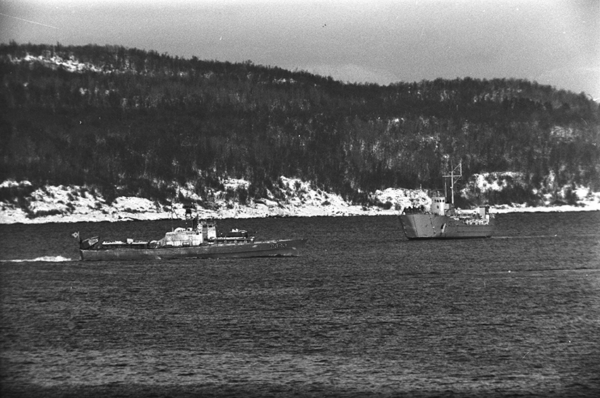 Fartøyer og landskap på havna i Harstad.