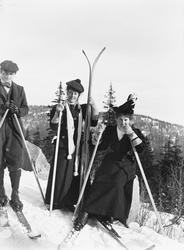 Tre unge skiløpere, fotografert mens de kvilte ved en stabbe