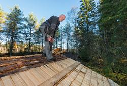Tømrer Knut-Arild Nordli på taket av Kvannstranddamkoia på N