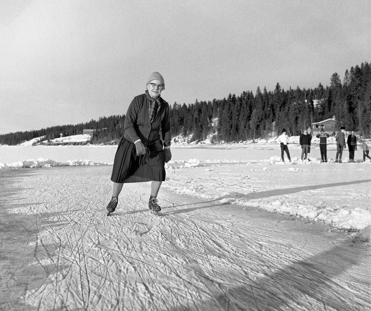 Karoline Nergaard (1884-1980) fra Søre Osen i Trysil kommune, fotografert under skøytetrening vinteren 1964.  Hun hadde bandyskøyter på beina og var kledd i et mørkt skjørt med ei tynn ulljakke på overkroppen og lue på hodet.  På isen (til høyre) bak henne fulgte en del av ungdommen i Søre Osen, som sikkert var inspirert av norske skøyteløperes suksess i første halvdel av 1960-åra.  Karoline tilhørte en generasjon som hadde brukt skøytene som framkomtmiddel på sjøen vinterstid, og hun likte å holde seg i form også i en alder der få andre, spesielt kvinner, gikk på skøyter.  Denne aktiviteten vakte en del oppmerksomhet i lokalpressen, noe som resulterte i at hun 18. februar 1964 ble hovedperson i en fjernsynsreportasje der også eliteløperen Per Ivar Moe var med.

Noe mer informasjon om Karoline Nergaard og hennes skøyeinteresse finnes under fanen «Opplysninger».