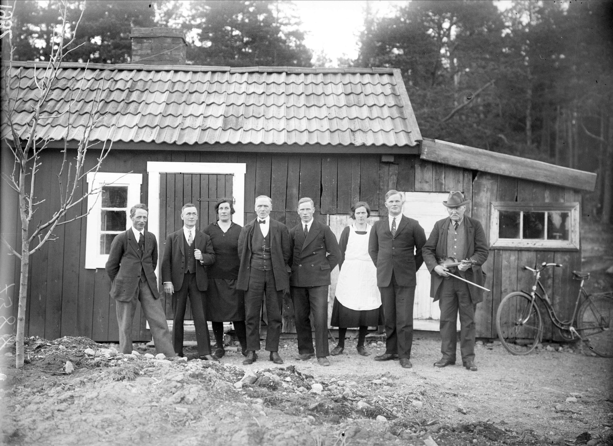 "På skomakare V. Hallbergs i Drevle backen Altuna 70-årsdag den 29 april 1932 grupp utanför stugan"