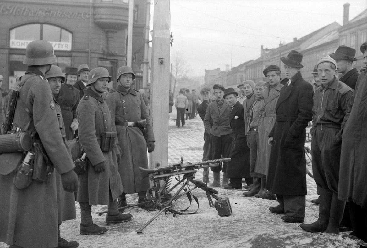 Tyske soldater utenfor Olav Tryggvasons gate 40