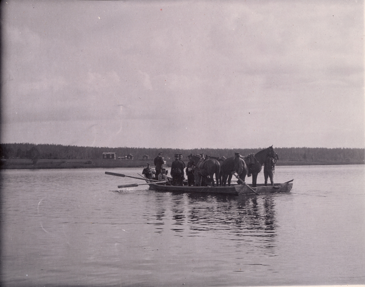 Text i fotoalbum: "Transport av hästar öfver Kalix älf."
